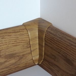 Set 4 buc. piese Lineco imbinare colt interior pentru plinta PVC culoare stejar miere